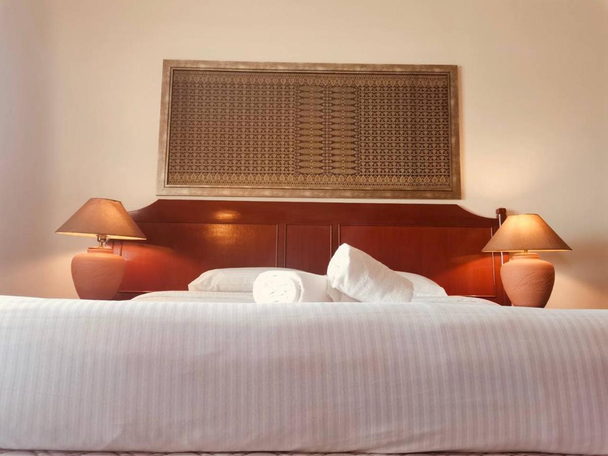 Romantic Couple Suite + Beach-Front Balcony ทานจุงบุงาห์ ภายนอก รูปภาพ