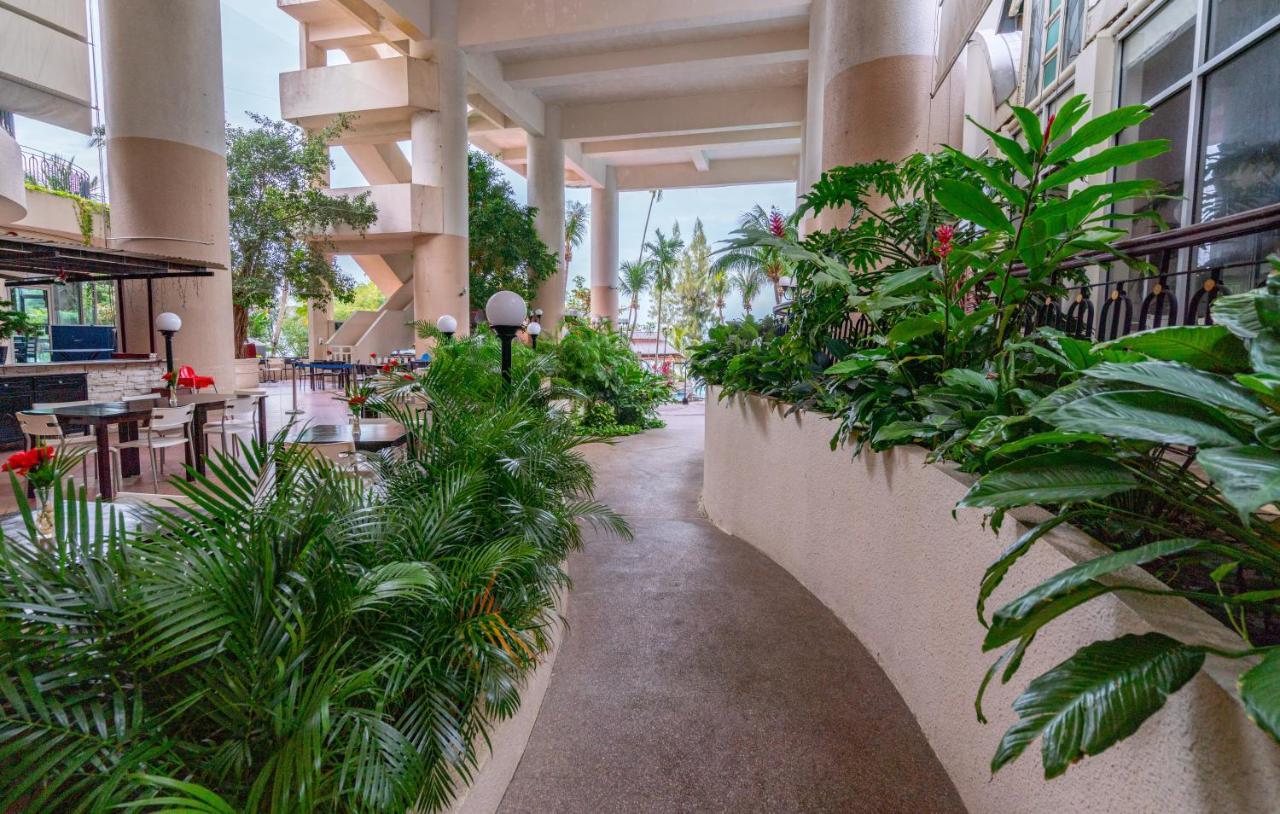 Romantic Couple Suite + Beach-Front Balcony ทานจุงบุงาห์ ภายนอก รูปภาพ